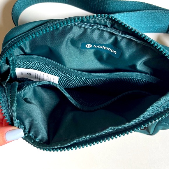 💰SOLD💰NWT Lululemon Belt Bag 2L - Green Jasper - Picture 3 of 4